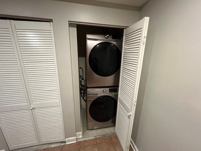 Building Photo - 9100 Lamon Ave