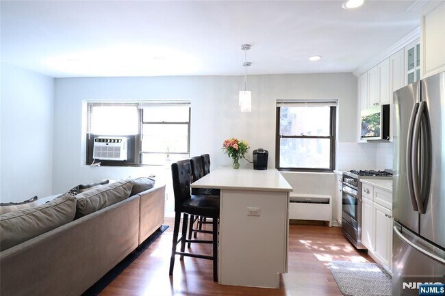 Building Photo - 3071 Edwin Ave