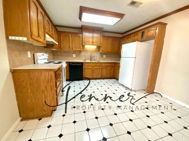 Building Photo - 304 NE Austin St