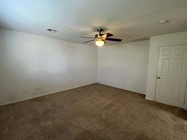 Building Photo - 4 Bedroom Home in Lantana Village Near E Ocotillo Rd. and S McQueen Rd!