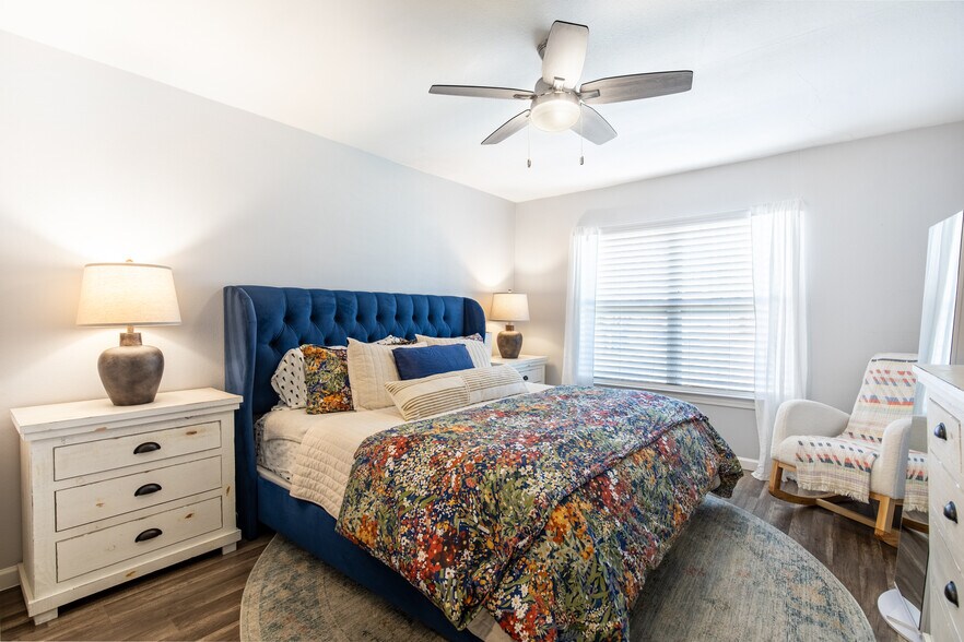 Primary Bedroom - 510 W Oak St