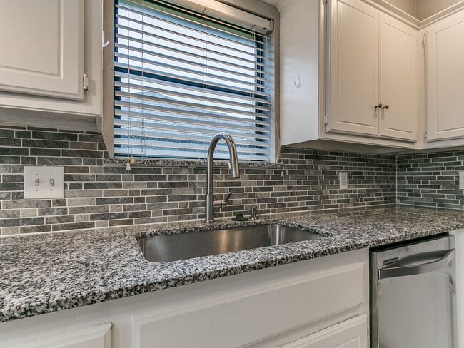 Building Photo - 205 N Rockypoint Dr