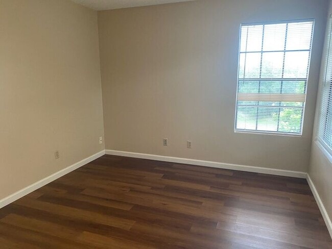 Building Photo - Wonderful 1 Bedroom/1 Bathroom Gated Condo...