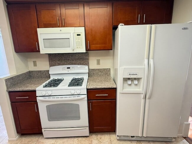 Building Photo - Conveniently located home in Irvine