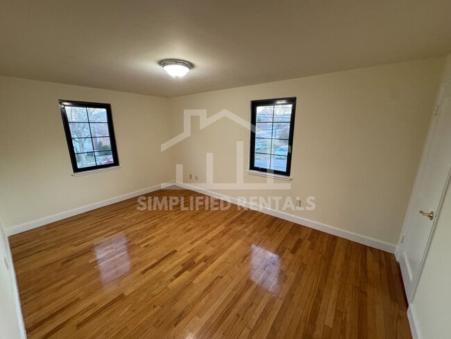Building Photo - 2 Bedrooms 1 bathroom Unit available in Wa...