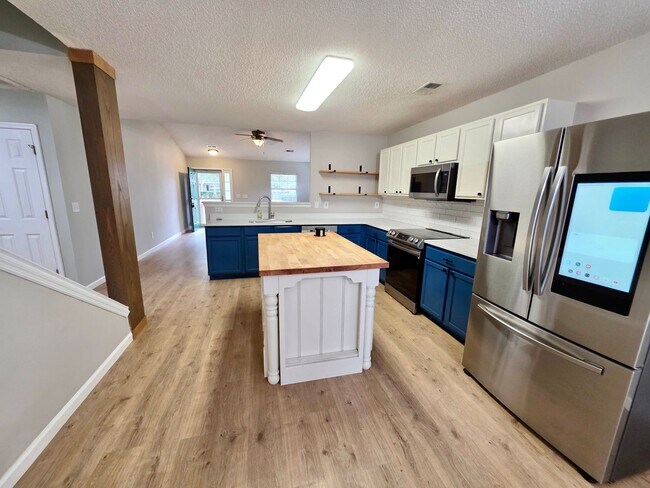 Building Photo - Charming 3 bedroom with fenced in yard - Tall Pines - Ladson