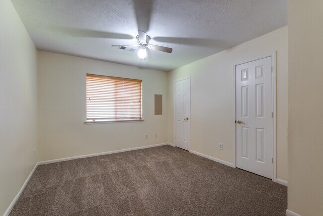 Building Photo - 17143 Summer Hollow Dr