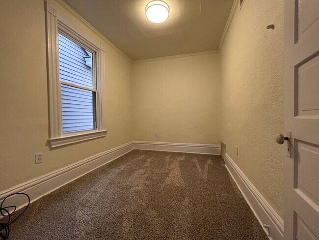 Building Photo - Updated 1BR Apartment w/ office.
