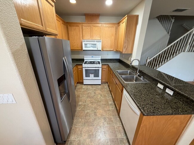 Building Photo - Cozy 3BD/2BA Townhouse-Style Livermore Condo!