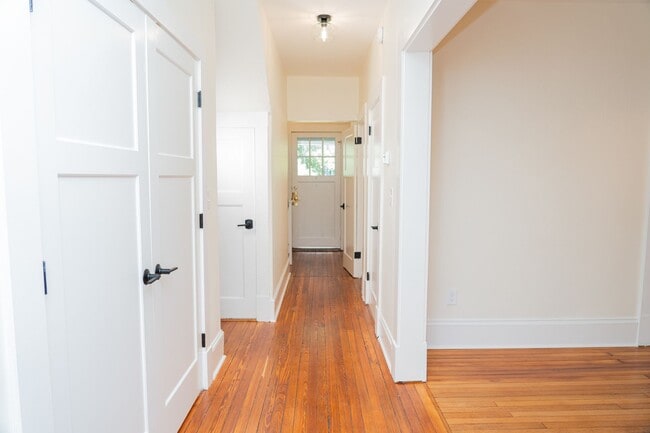 Building Photo - Large 4 Bedroom Home On Oakhurst Circle