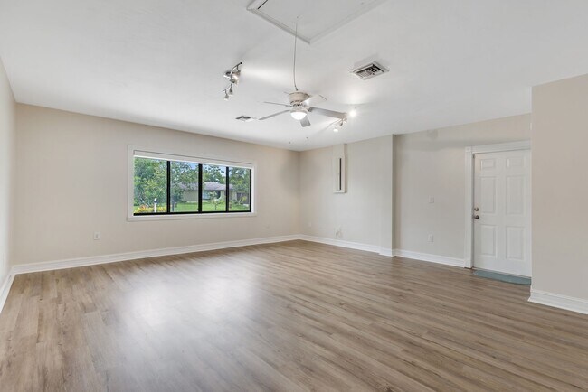 Building Photo - ** GOLDEN GATE CITY ** 3 BED + DEN / 2 BAT...