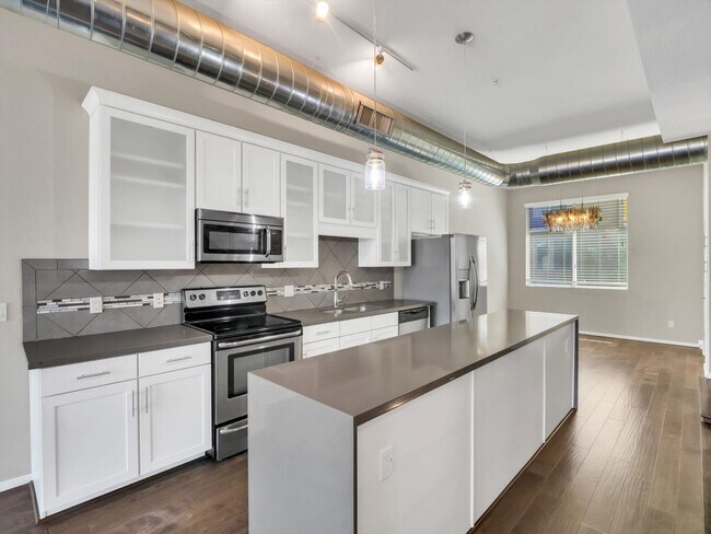 Building Photo - Beautiful Property with Contemporary Flair
