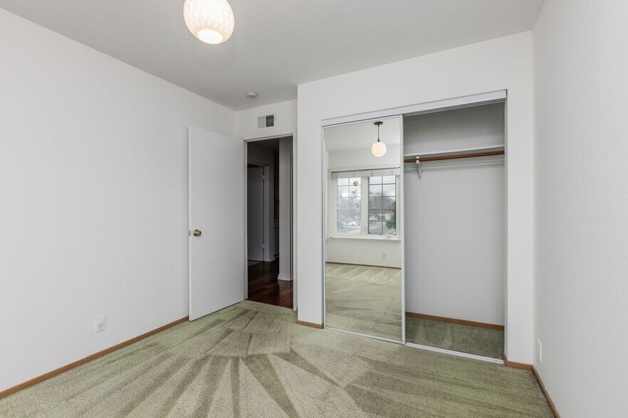Building Photo - 1057 Iris Ave