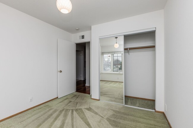 Building Photo - 1057 Iris Ave