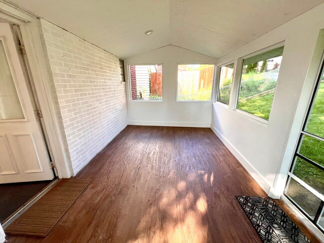 Building Photo - Brentwood - Stunning 3 Bedroom 2 Bathroom ...