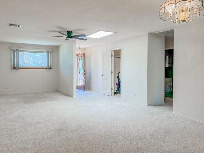 Building Photo - Spacious 3 Bedroom 2 Bath Home on Corner L...