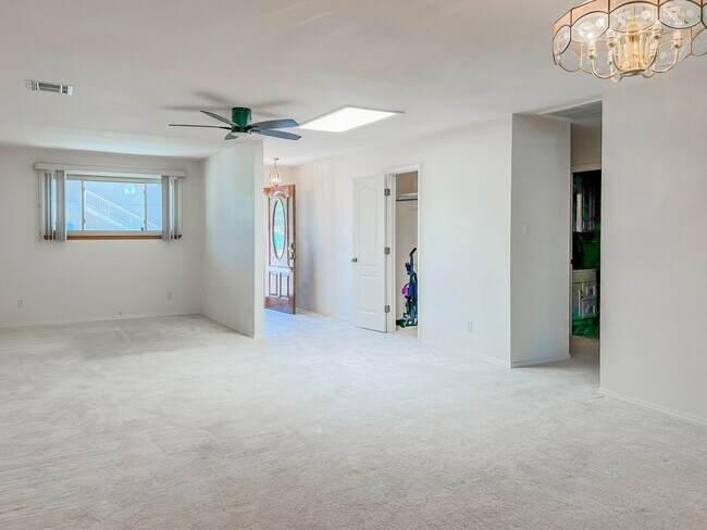 Building Photo - Spacious 3 Bedroom 2 Bath Home on Corner Lot