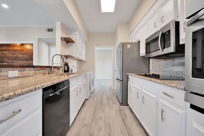 Building Photo - Charming 2 Bedroom Condominum