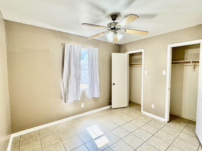 Building Photo - 1421 Reagan Dr