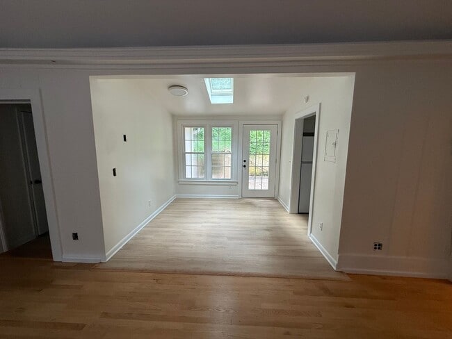 Building Photo - Charming cottage walkable to Grounds.