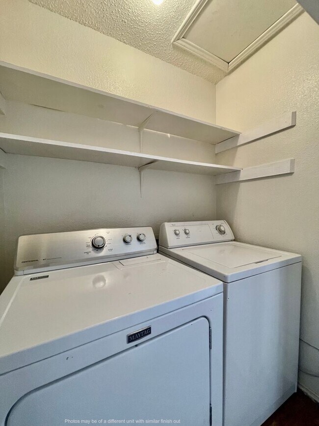 Building Photo - 3 Bedroom/2 Bath Apartment - New Paint & W...