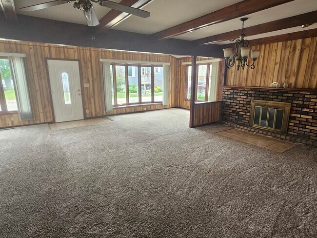 Building Photo - 8150 N Thorsen Ln