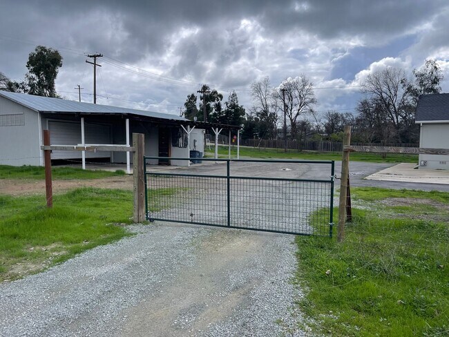 Building Photo - Large Lot, Home and Shop