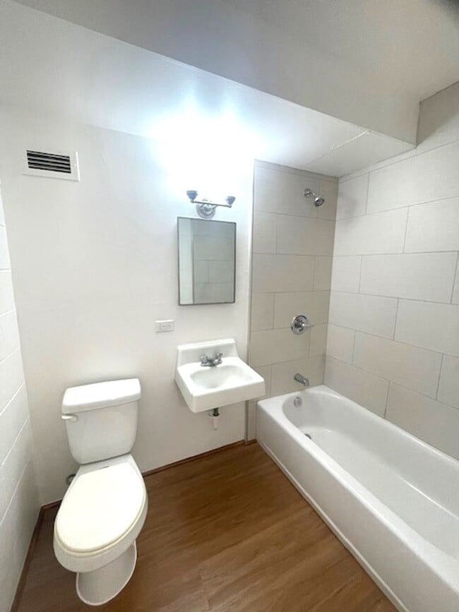 Building Photo - Renovated 2 Bedroom / 1 Bath in Honolulu