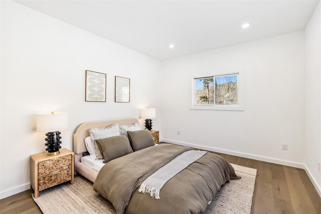 Building Photo - Fully Remodeled 4 bedroom Home in Hamilton...