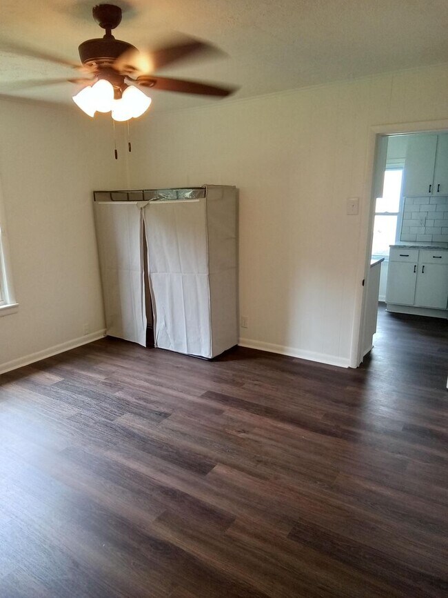 Building Photo - Renovated 2BR, 1 BA SFH