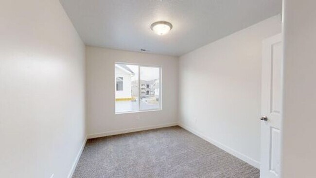 Building Photo - LUXURY TOWNHOME IN OREM!!!
