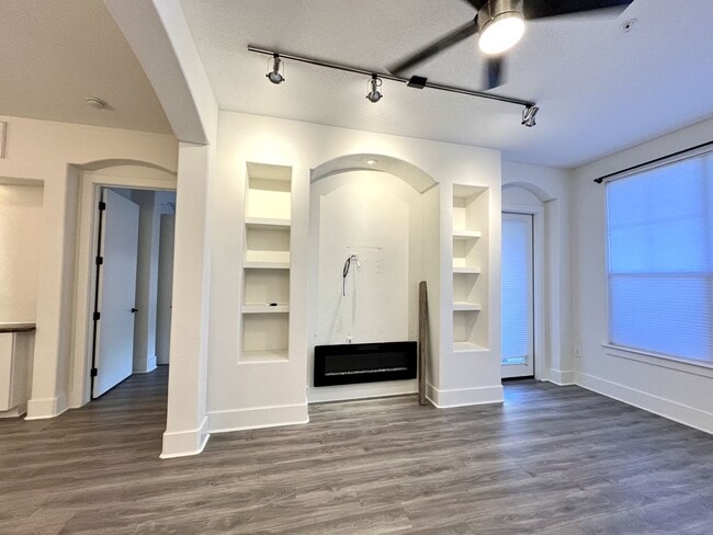 Building Photo - BEAUTIFUL CONDO WITH AMENITIES NEAR VANDERBILT!