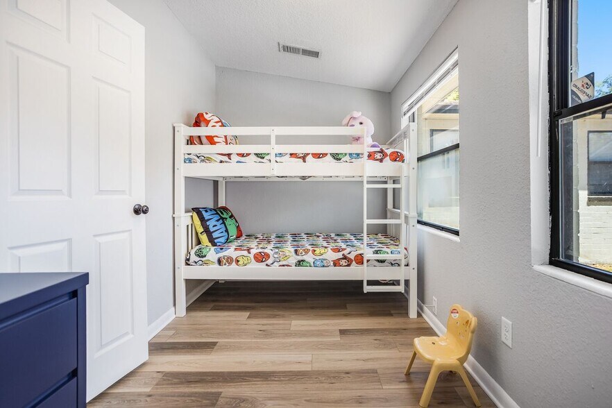 Building Photo - 427 Holly Ave