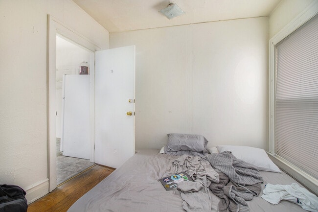 Building Photo - 927 S Division St