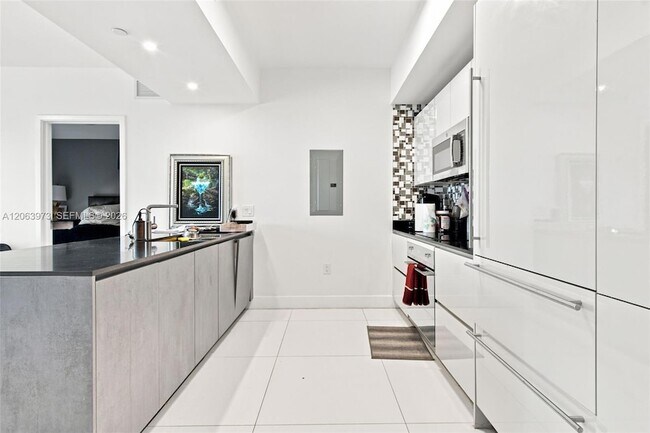 Building Photo - 1010 Brickell Ave