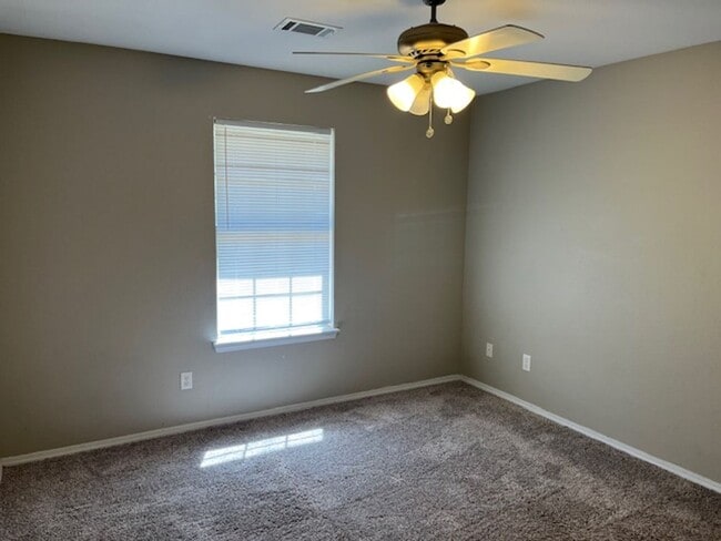 Building Photo - Introducing a charming 3-bedroom, 2-bathroom house located in the desirable area of Russellville,...
