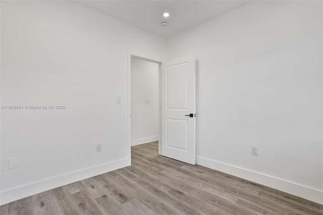 Building Photo - 2724 SW 34th Ct