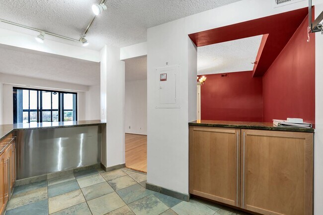 Building Photo - Luxurious 1 Bed 1 Bath Condo In Vibrant Belvedere