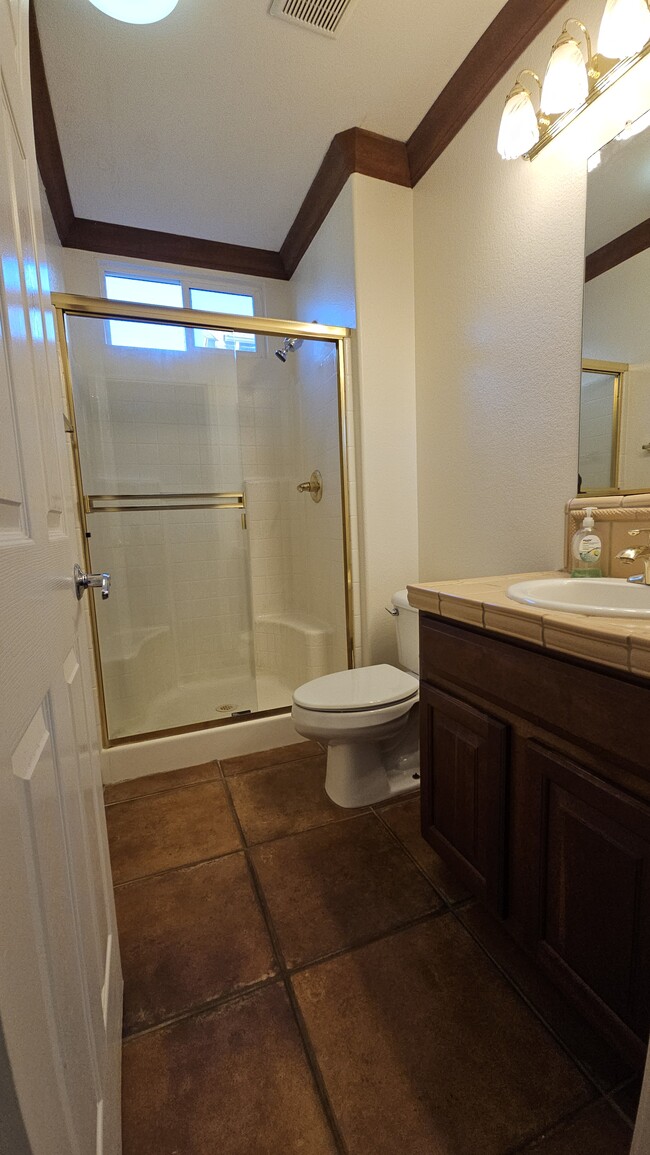 Building Photo - 5012 Crest Dr