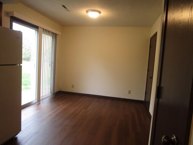 Building Photo - Remarkable Two Bedroom Town-Home with Fenced Yard - Available August 14th!!!