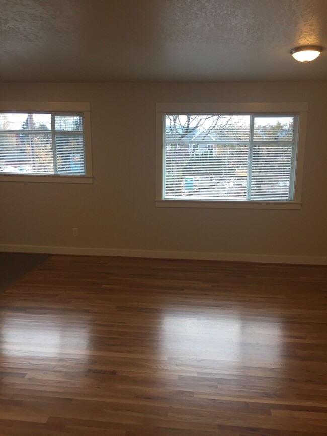 Building Photo - Spacious Like New Remodel 2BR-Portsmouth-N...