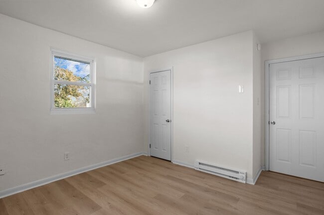 Building Photo - newly renovated unit available