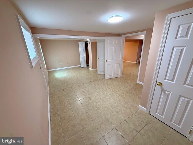 Building Photo - 7104 Adelphi Rd