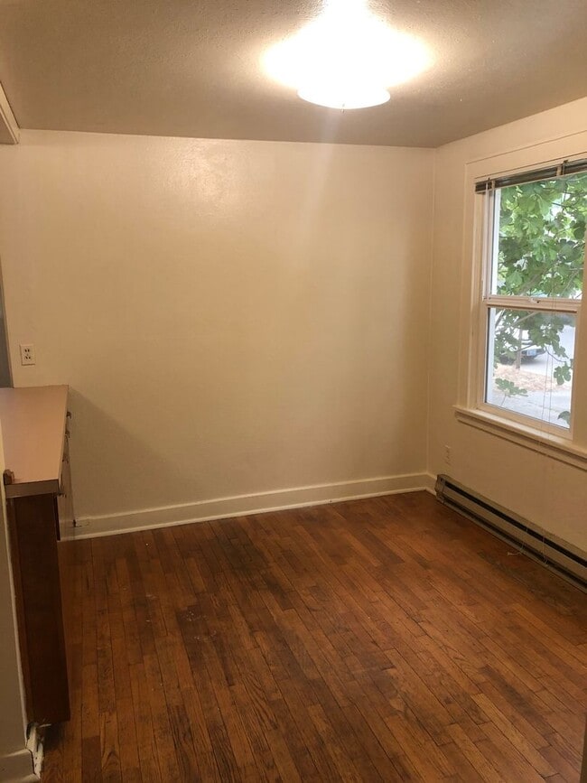 Building Photo - Campus House ~ 3 bedroom, 2 bath