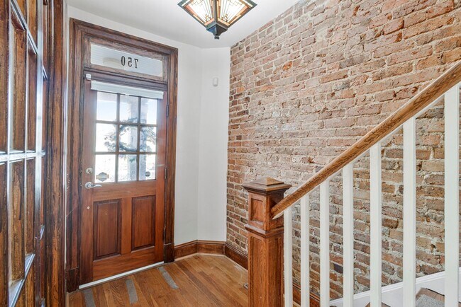 Building Photo - Big and Comfy Townhouse