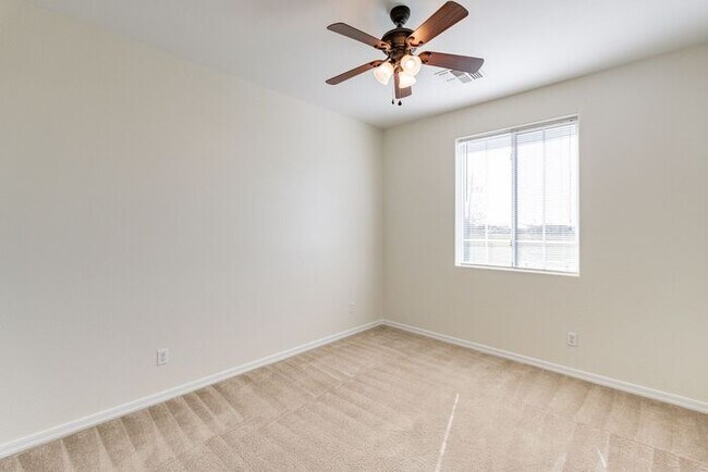 Building Photo - Spacious 4 Bed 2.5 Ba in Gated Community