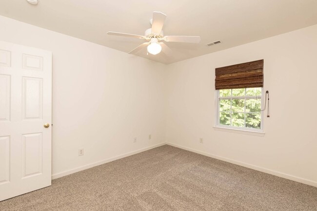 Building Photo - Three Bedroom Home!