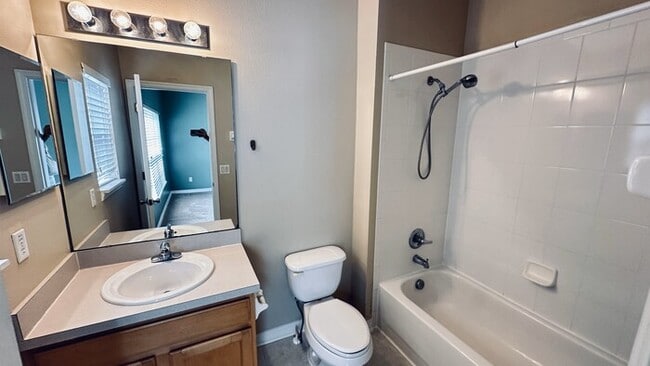 Building Photo - Elegant 2 Master Suite Townhome with Disne...