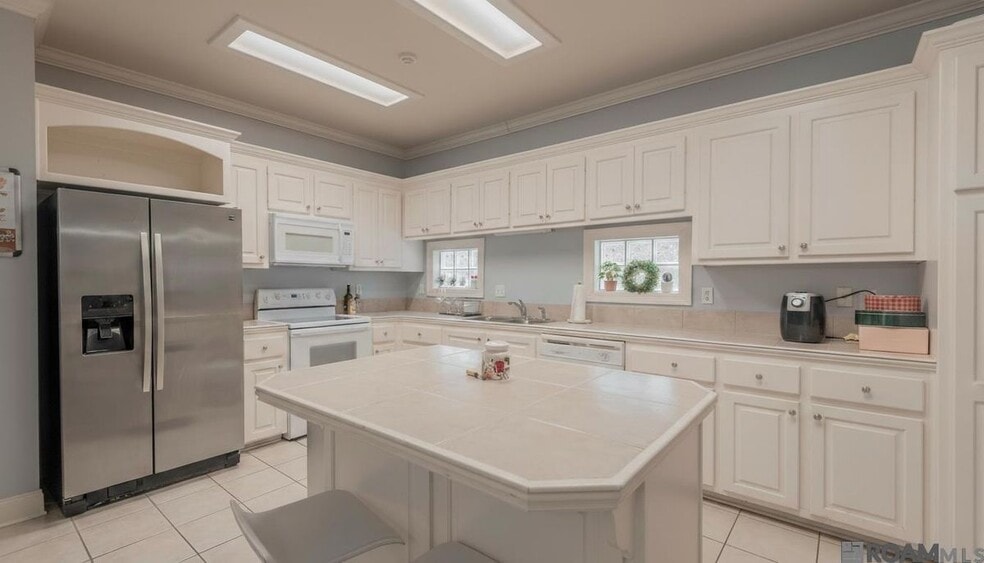 Building Photo - 5545 Ducros Dr