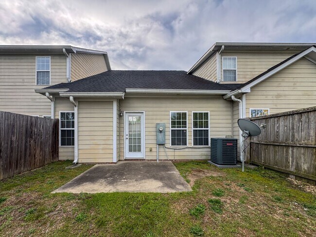 Building Photo - 3 Bed 2.5 Bath Townhome with New Flooring and Paint